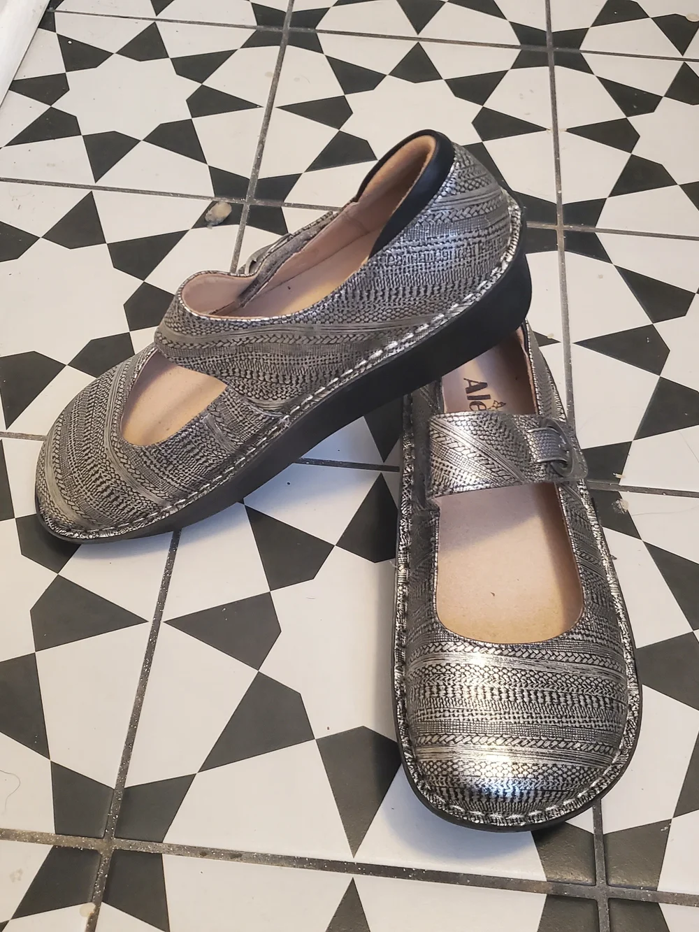 Alegria Metallic Silver Patterned Mary Jane Loafer Size 38 /8 Worn once Like New